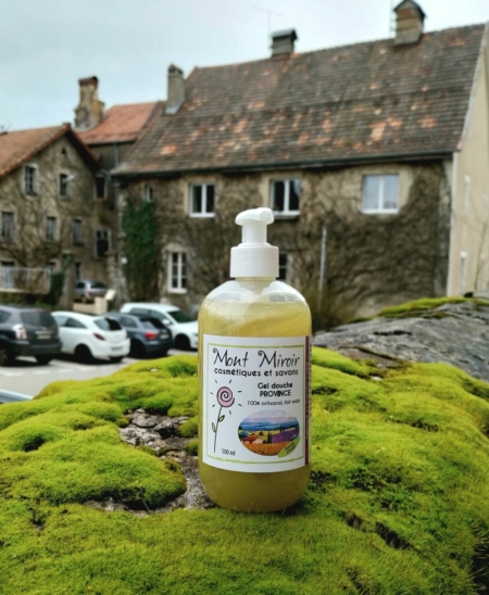 gel douche provence sur mousse et vielles maisons